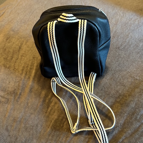 thirty-one Handbags - Thirty one small backpack. Brand new with out tags